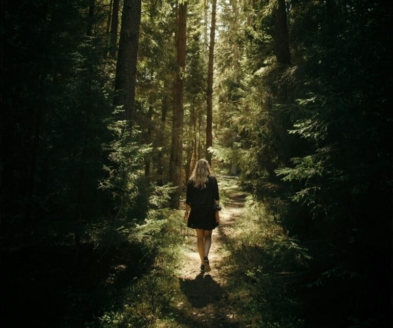 Ein Waldspaziergang kann Seele und Psyche stärken und Wohlbefinden steigern