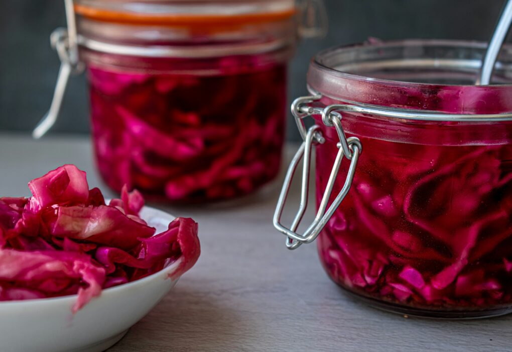 Fermentiertes Sauerkraut aus Rotkohle in Salzlake eingelegt.